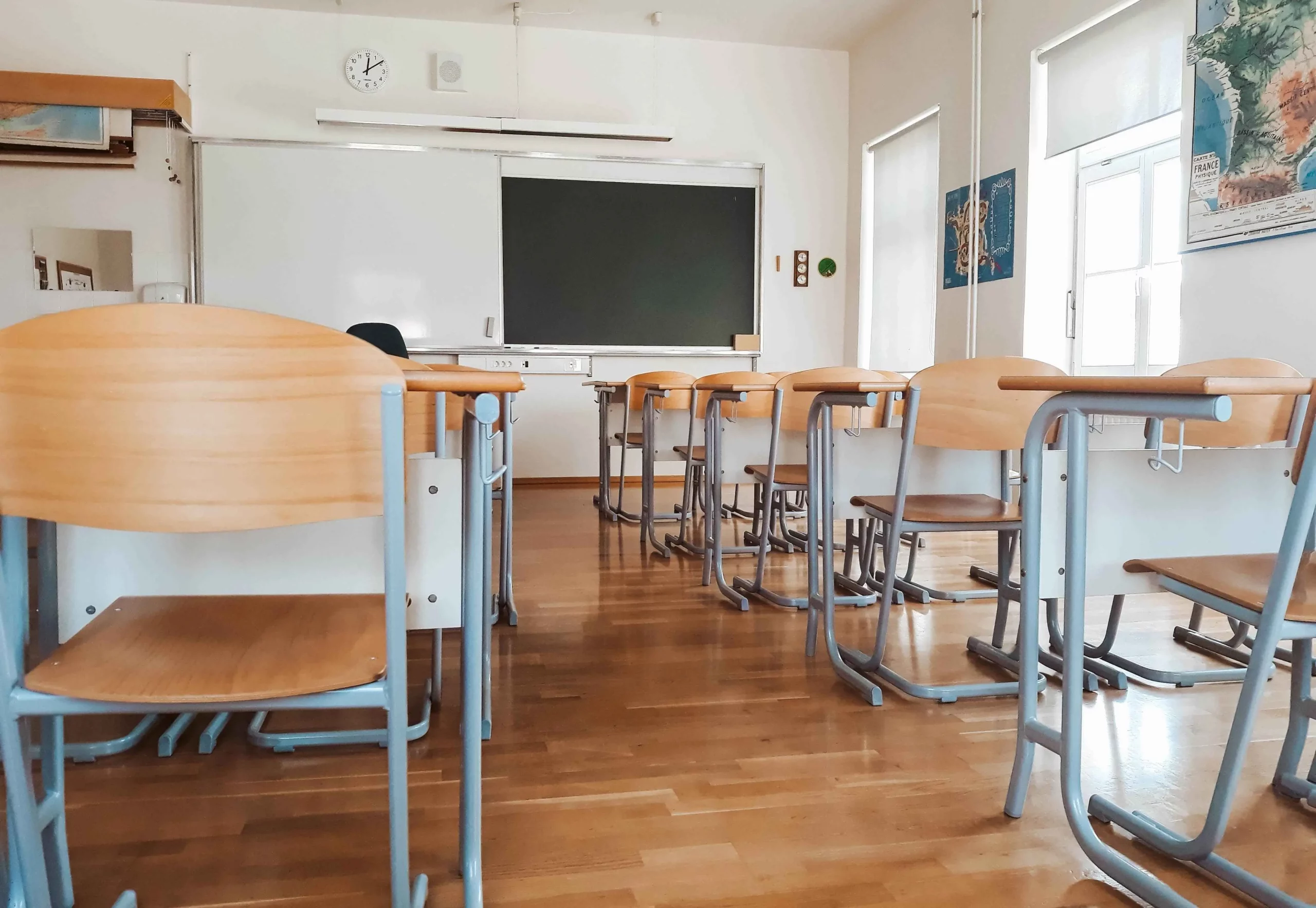 Sauberes Klassenzimmer mit Holztischen und Stühlen – gepflegte Lernumgebung durch Cook&Clean Reinigung in Berlin