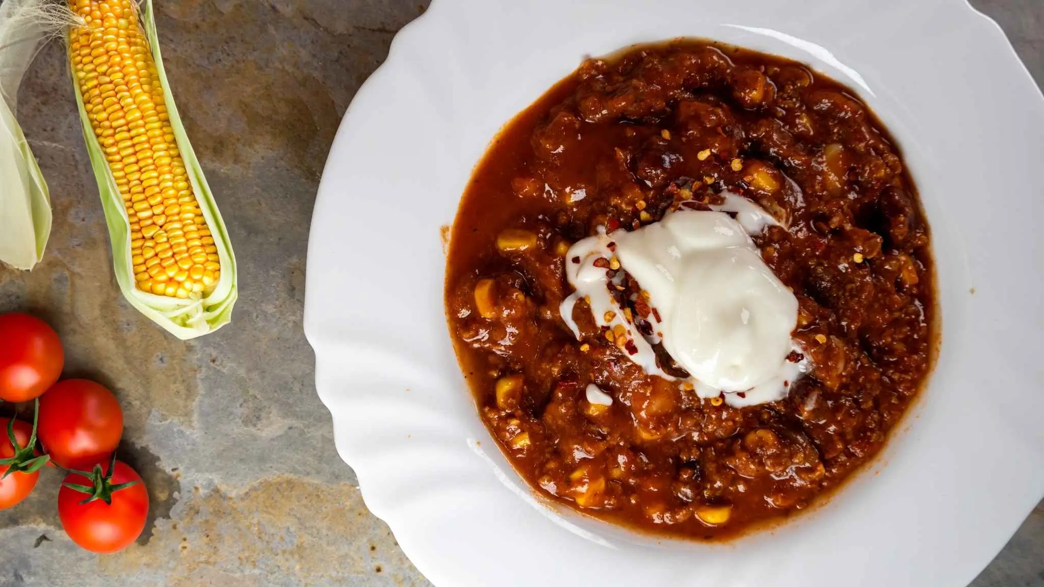 Feurig und sättigend: Unser Chili con Carne mit Mais und cremigem Joghurtdip bringt Würze in den Schulalltag.