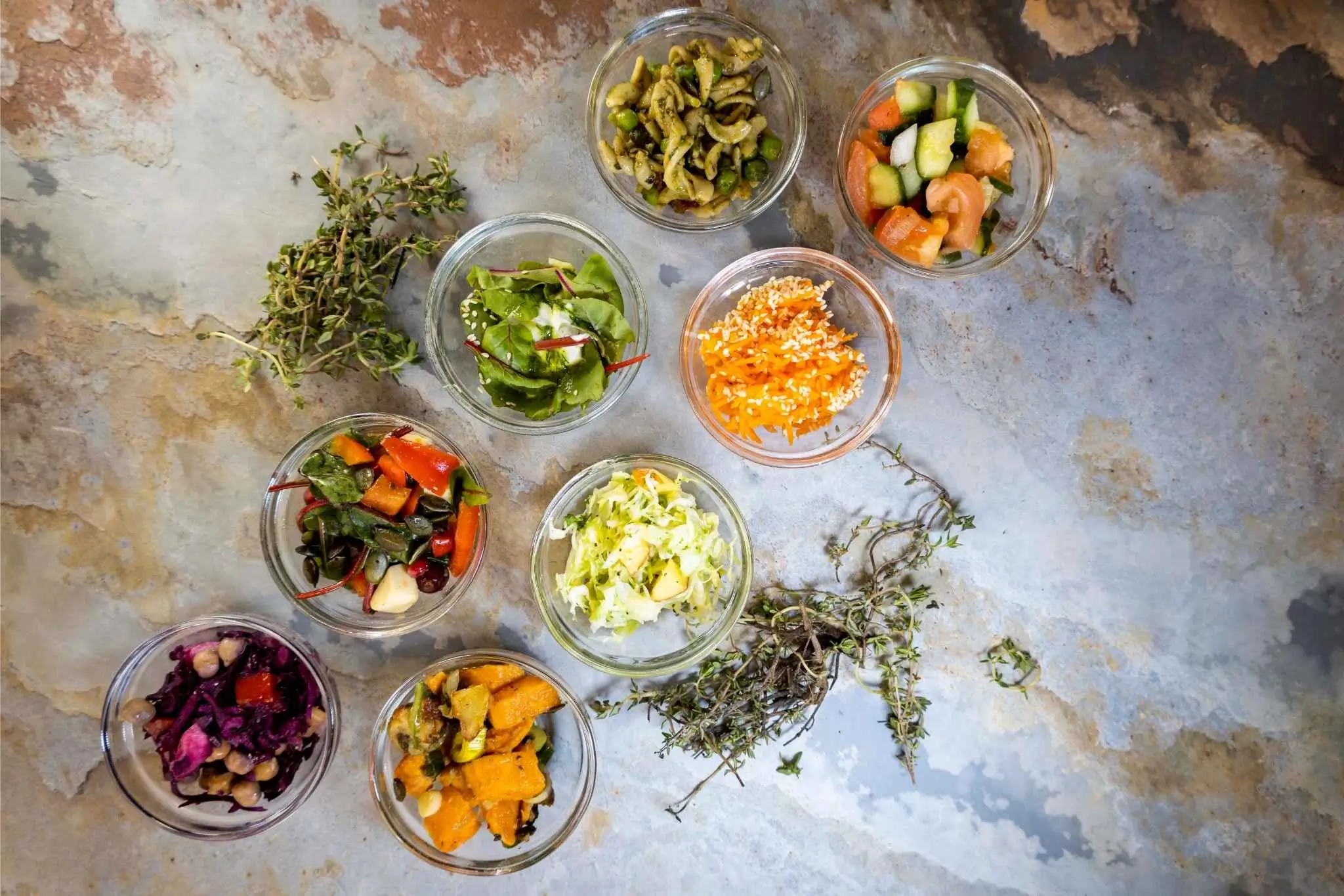 Vielfalt im Glas: Unsere bunten Salatschalen bieten knackige Frische und gesunde Abwechslung für jede Pause.