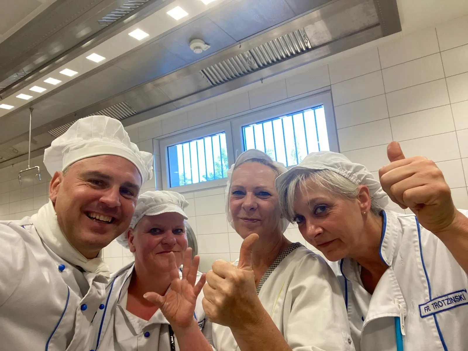 Mit Freude bei der Arbeit: Unser Team steht für Qualität, Teamgeist und Leidenschaft für frische Schulverpflegung.