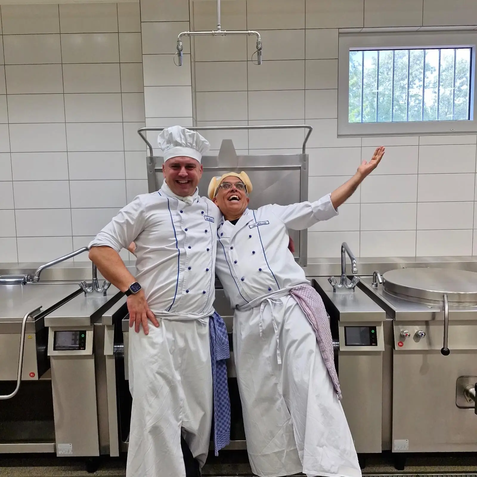 Frische Zubereitung direkt vor Ort: Unser Küchenteam kocht täglich gesundes und ausgewogenes Schulessen mit Leidenschaft und Erfahrung – immer frisch, immer regional.